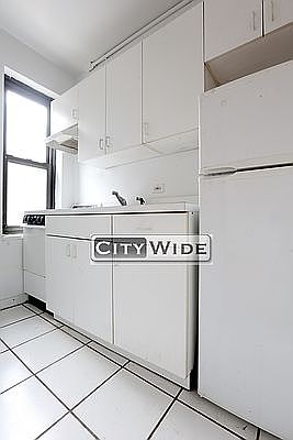 3rd image of 160 E 55th St APT 5C