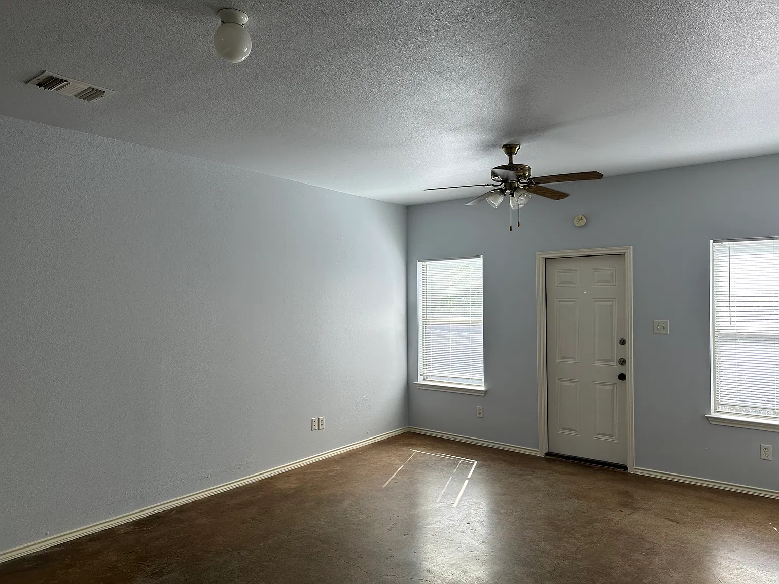 3 bed, 2.5 bath, 1420 sqft, $1,400 — Photo 2