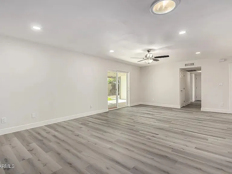 5209 W Hatcher Rd — Photo 5