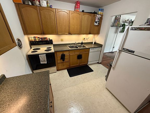5th image of 235 Williamsburg Dr APT 2