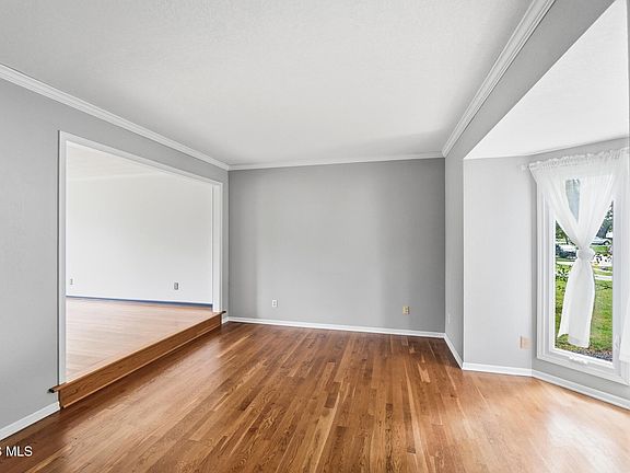 4th image of 587 Rutledge Ct