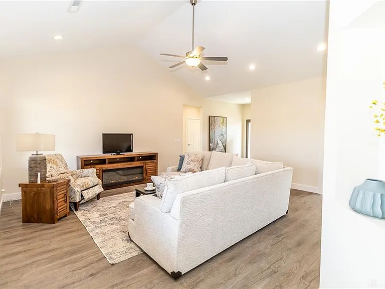 1025 Baker Rd — Photo 10