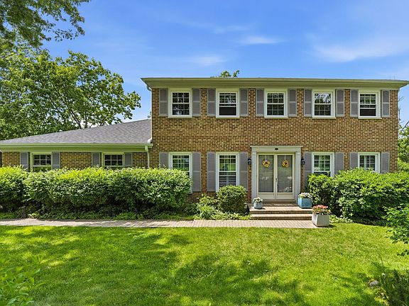 2nd image of 5 Middlebury Ln