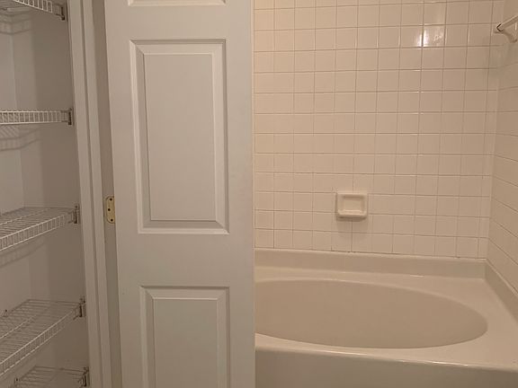 5th image of 717 Garden District Dr