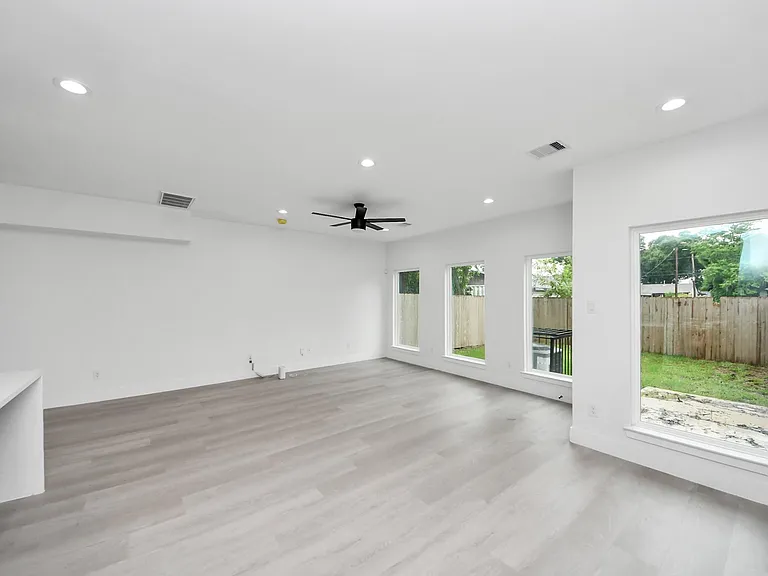 8218 Lawler St — Photo 20