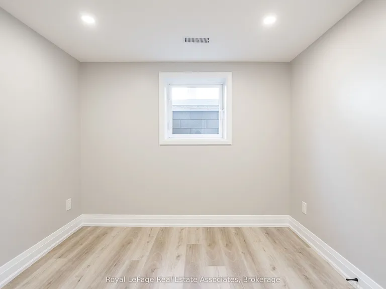 259 Fernwood Cres — Photo 12