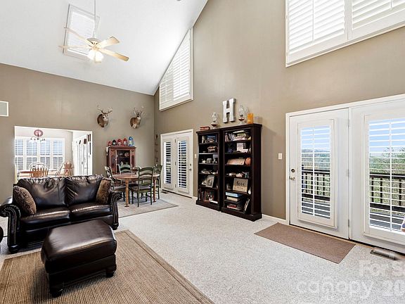 5th image of 1489 Round Mountain Rd