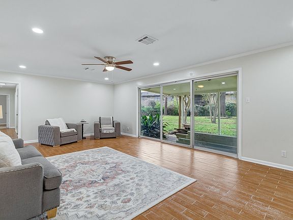 5th image of 105 Humble Cir