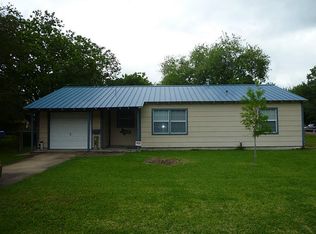 100 Meadowlake Ln, Highlands, TX 77562