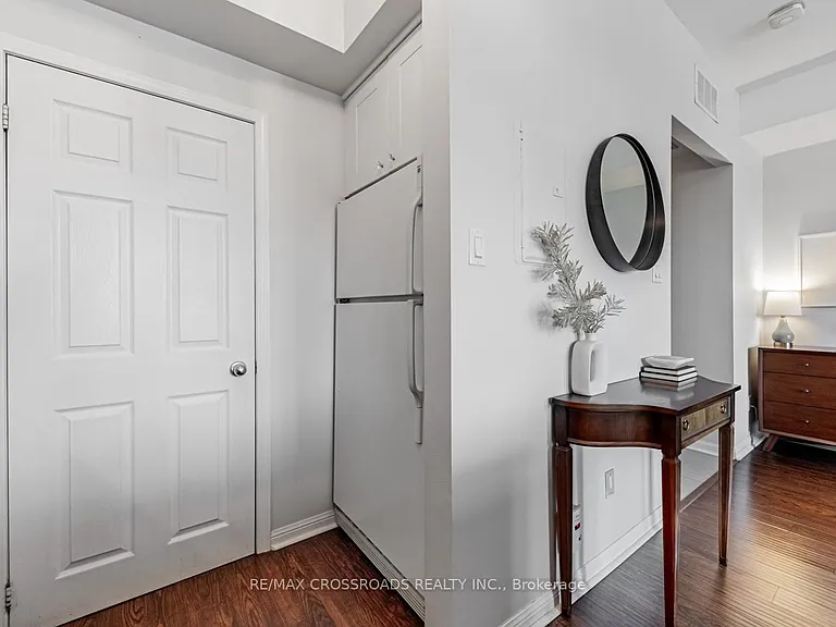 550 Front St W #614 — Photo 11