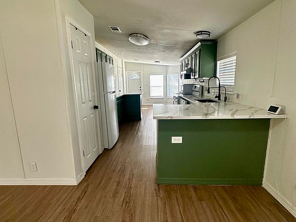 5th image of 853 FERN Avenue