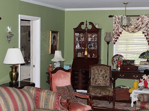 2nd image of 805 Betty St