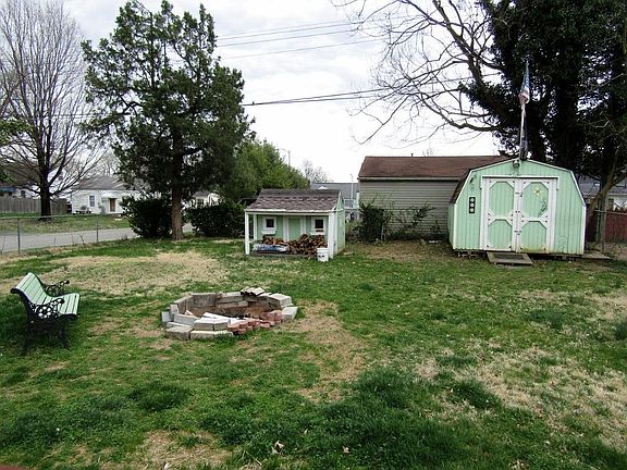 3rd image of 998 Marcellus Dr