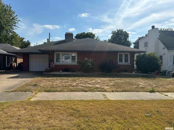 910 Chestnut St, Pekin, IL 61554