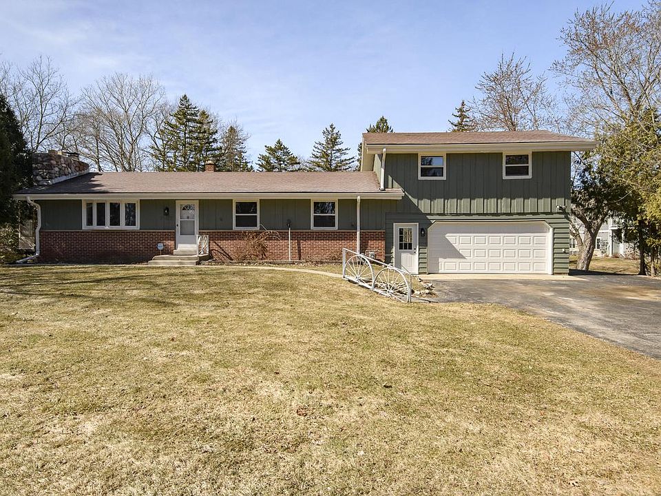 1st image of 745 North Green Bay ROAD