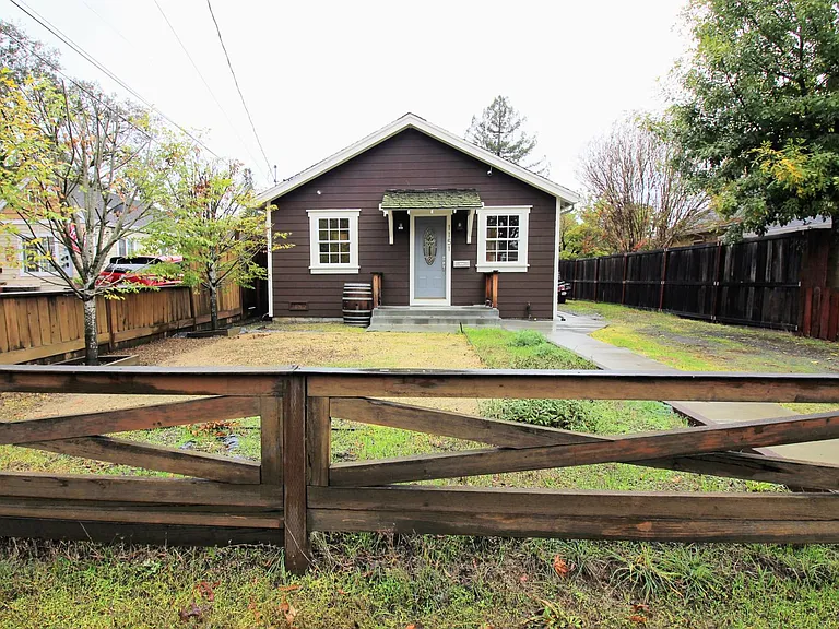 1151 Corby Ave — Photo 2