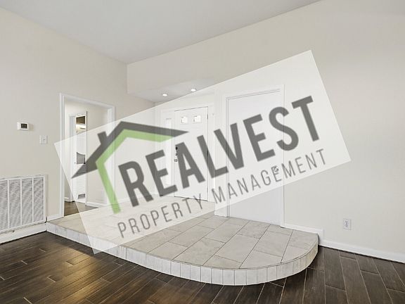 3rd image of 830 Seacliff Dr