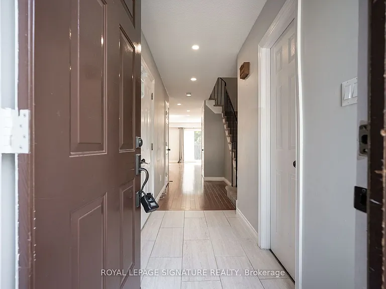 447 Ontario St N — Photo 2