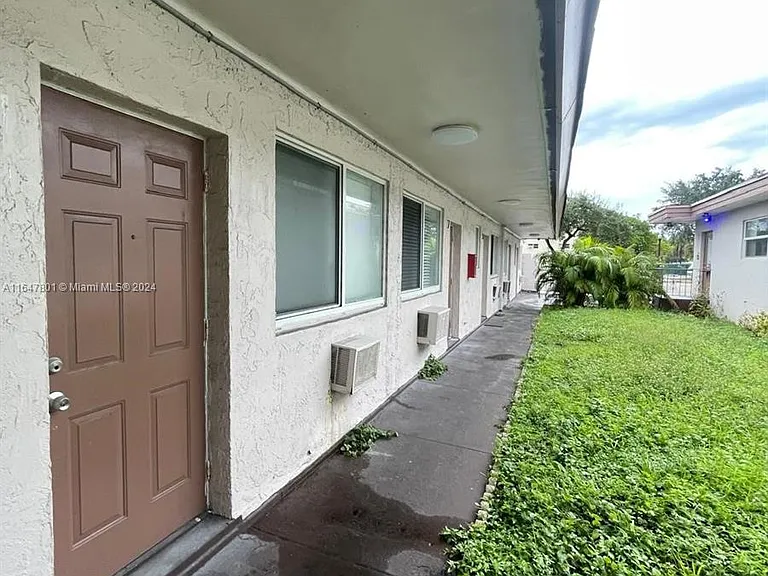 800 N Federal Hwy #5 — Photo 2