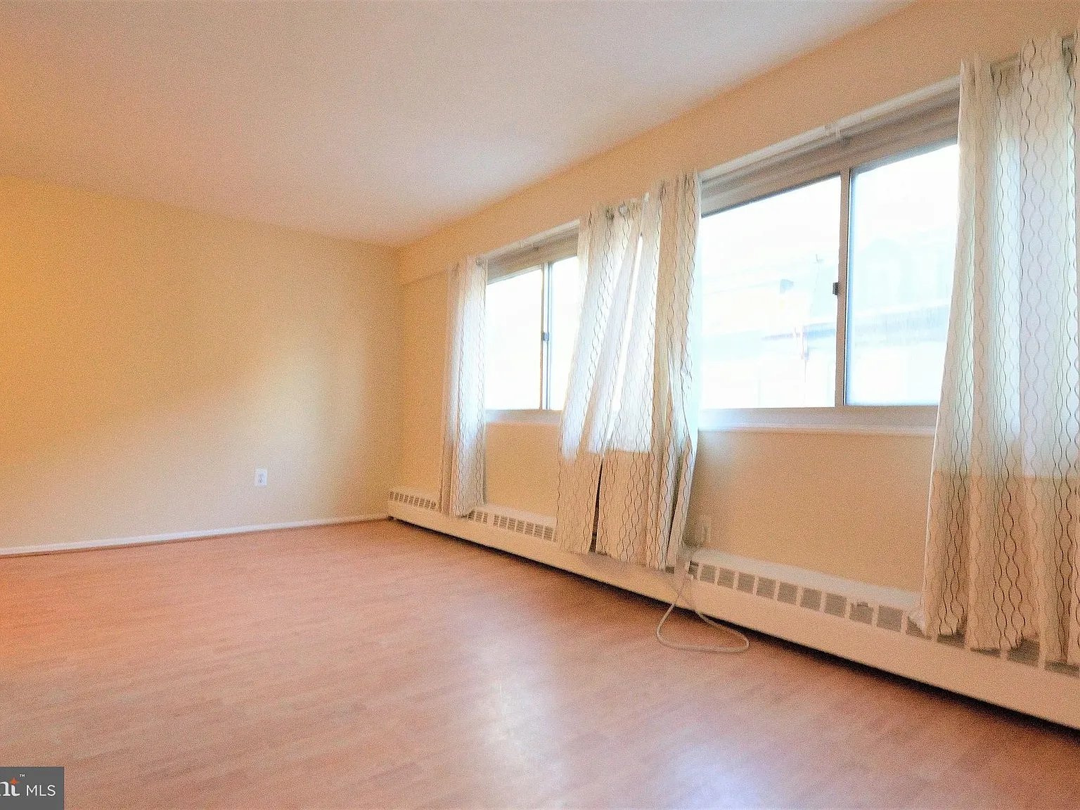 Studio, 406 sqft, $1,395 — Photo 3