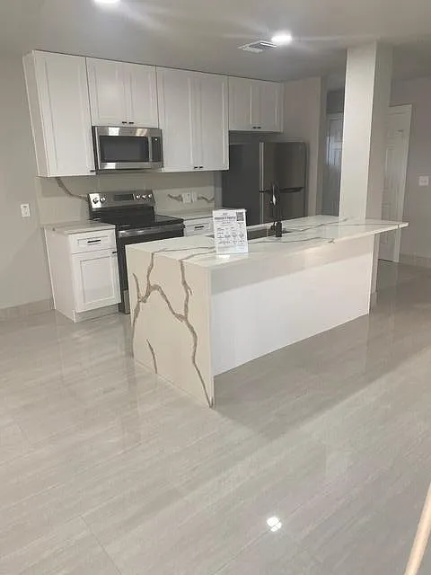 3 bed, 1.5 bath, 2400 sqft, $1,500 — Photo 3