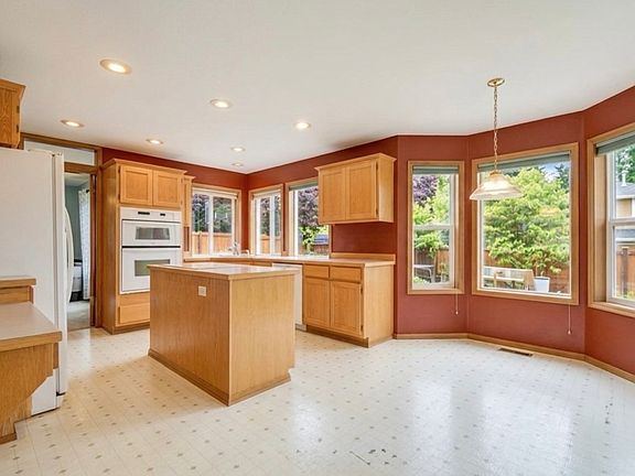 5th image of 8614 242nd St SW