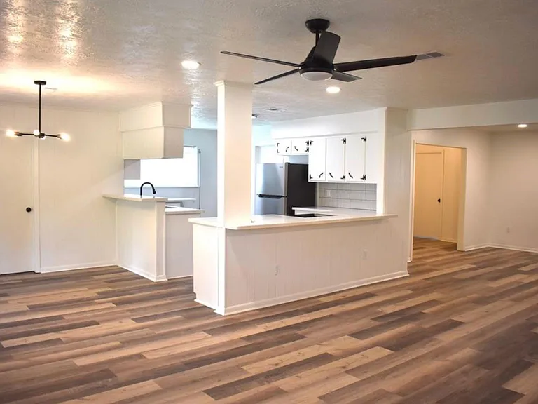 2628 Dupont St — Photo 6