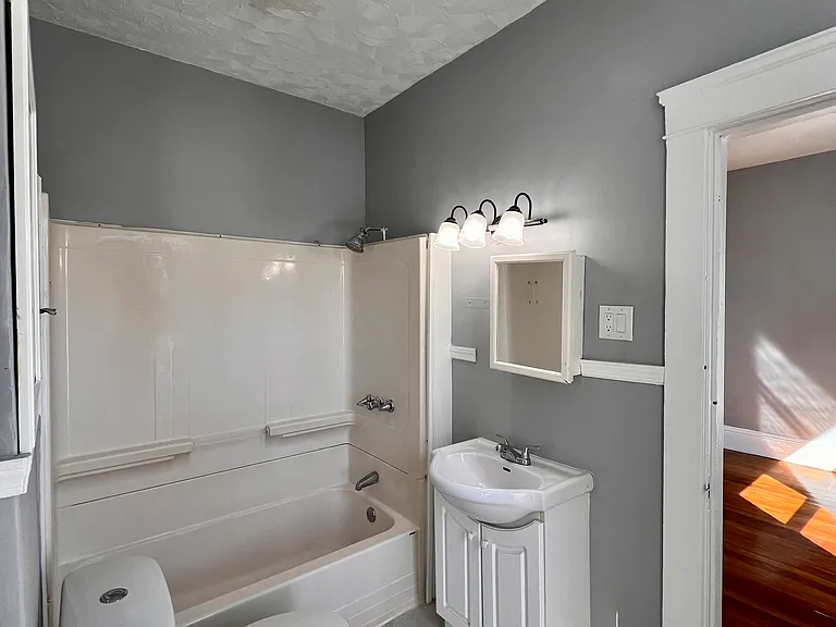 183 Byfield St #2R — Photo 6
