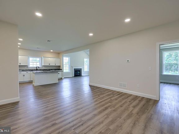3rd image of 3855 Country Dr