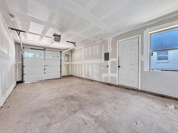 3rd image of 2628 Belhaven Dr