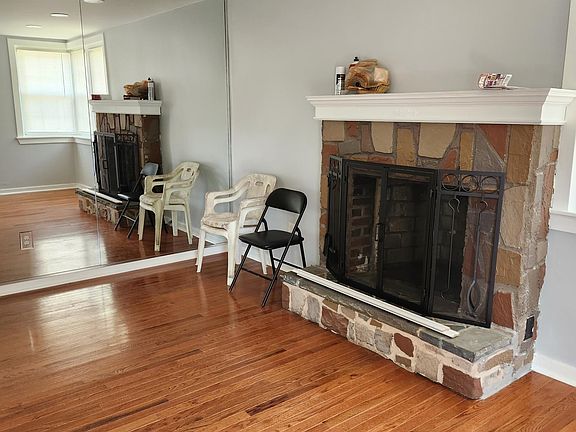 Newly painted livingroom, flooring and recessed lights.