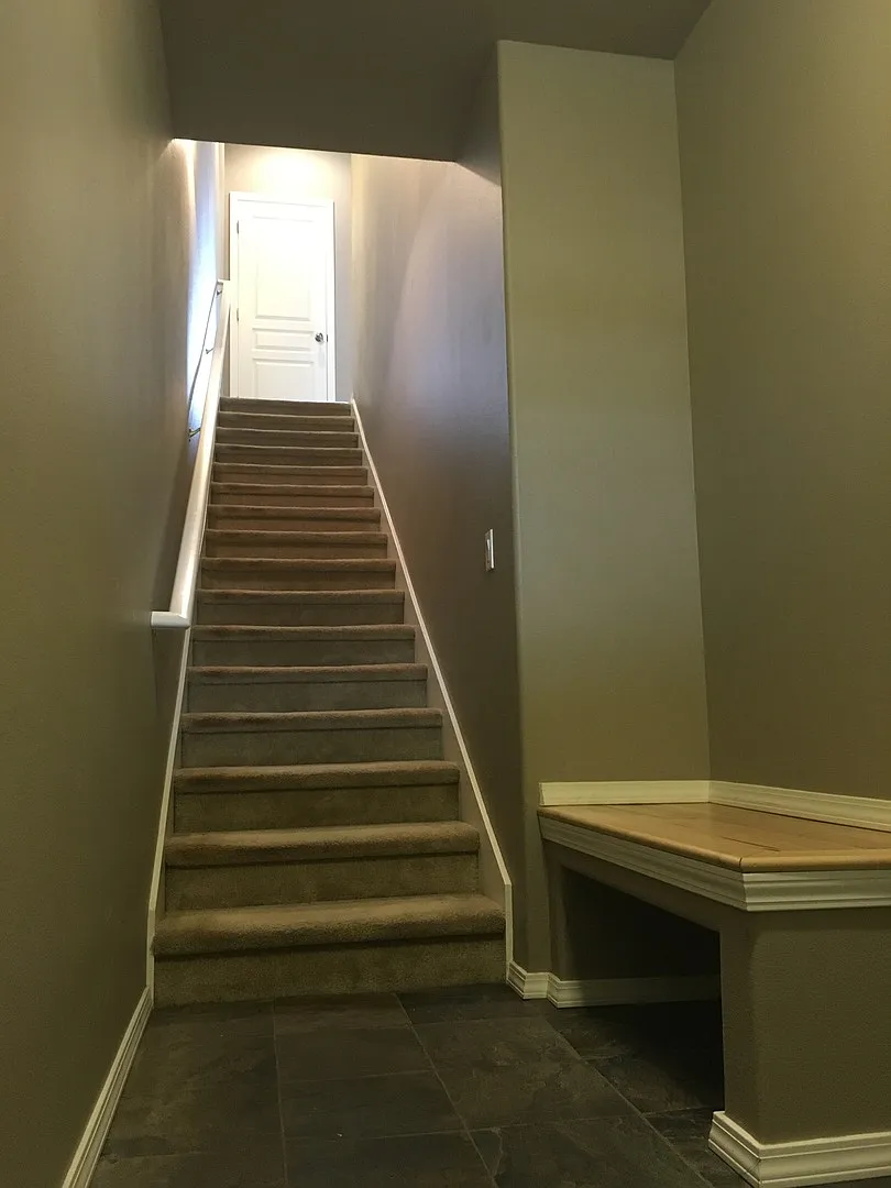 Large Two Bedroom Townhouse with Gas Fireplace in South Salem — Photo 2