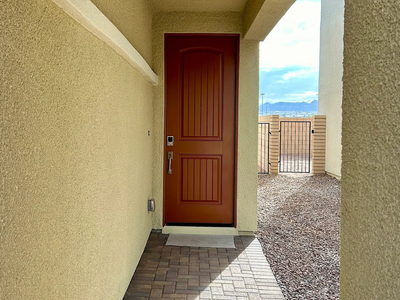 4 bed, 2001 sqft, $2,550 — Photo 2