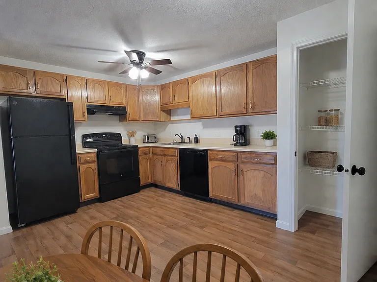 Eat-in kitchen