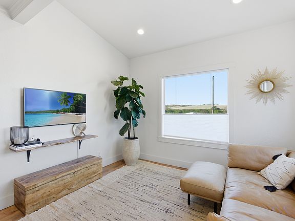 2nd image of 1434 La Playa St