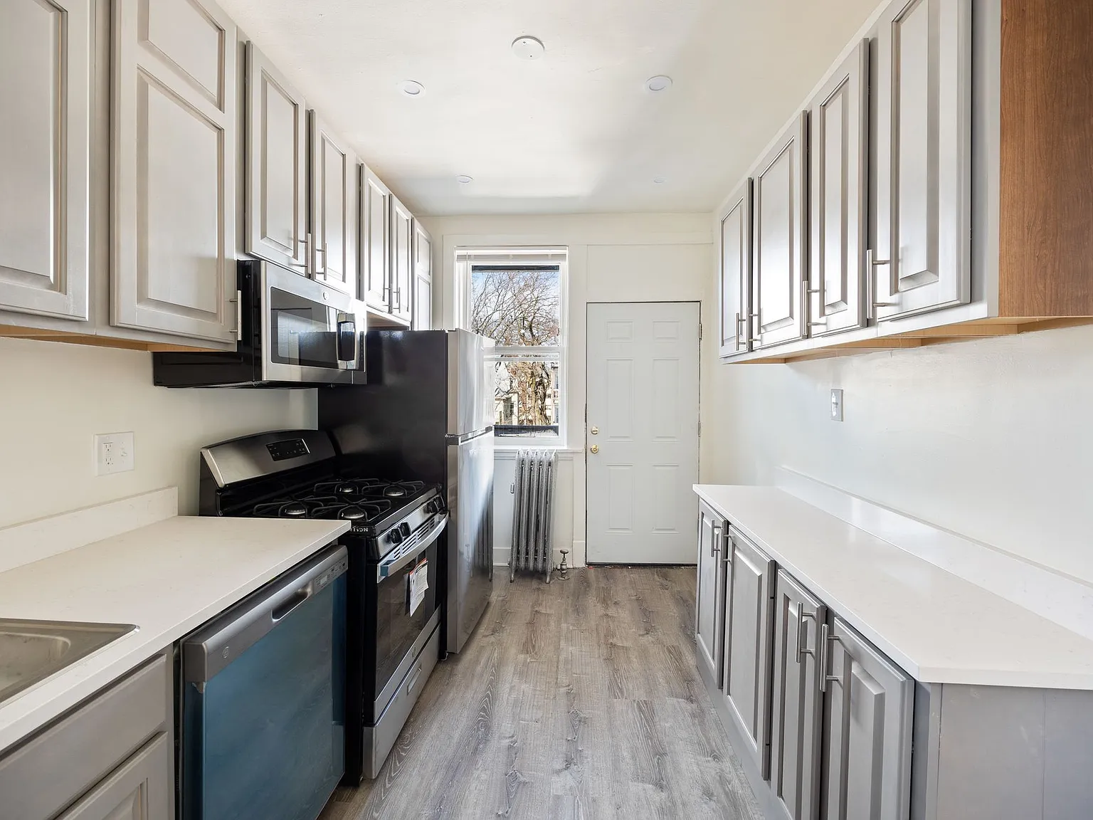 801 Seward St — Photo 2