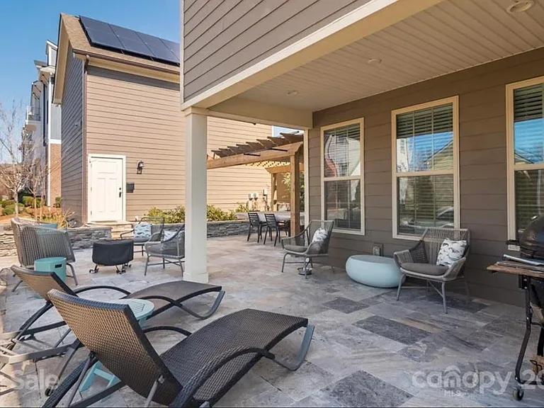 2405 Woodward Ave — Photo 2