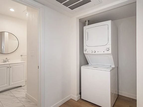 3rd image of 328 E Tujunga Ave #1
