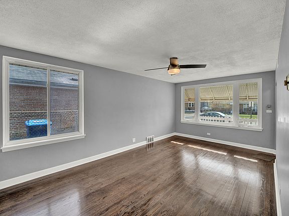 3rd image of 2904 Everett St