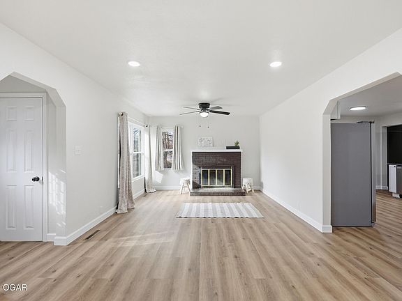 5th image of 305 W Maple St