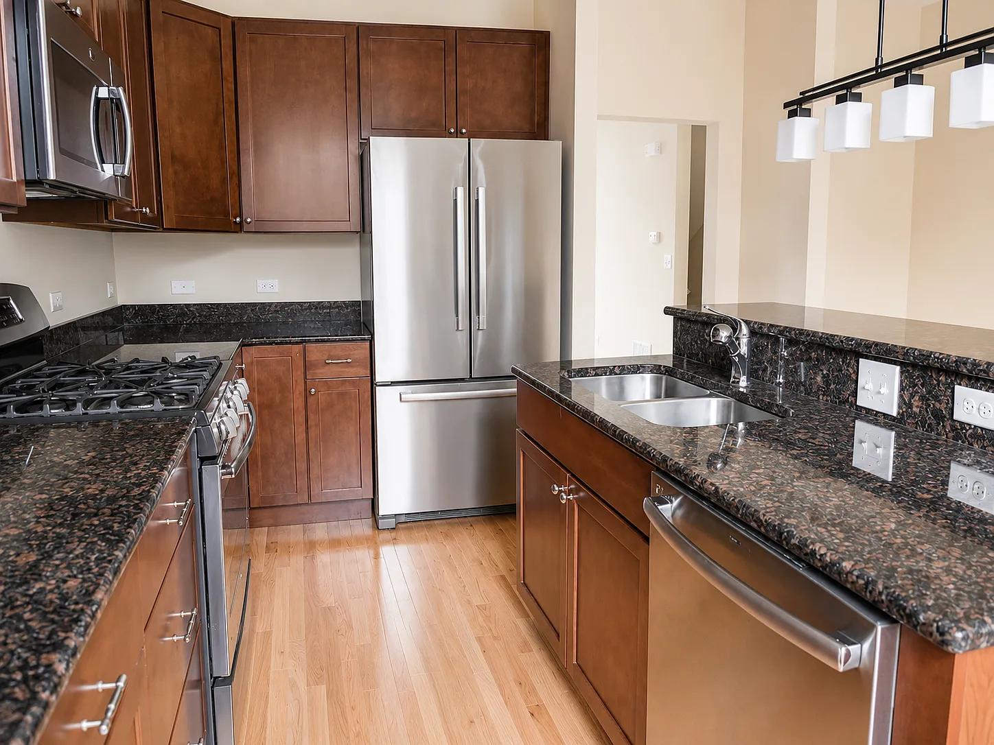 3 bed, 2.5 bath, 2200 sqft, $4,850 — Photo 2