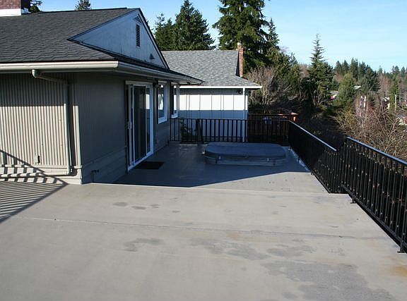 3rd image of 814 Essex Ave