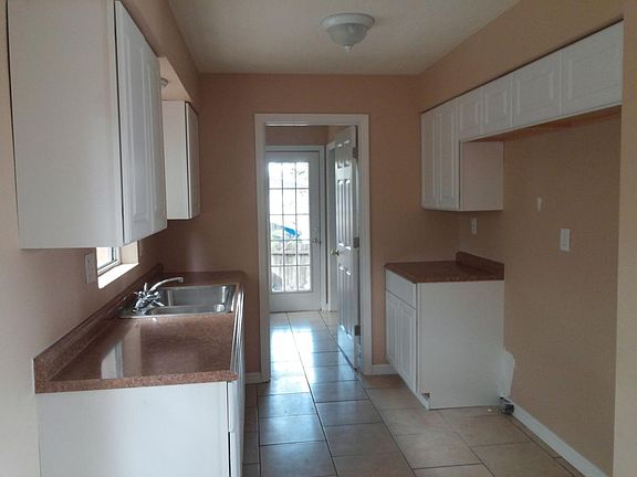 2nd image of 8 Oak Hollow Dr