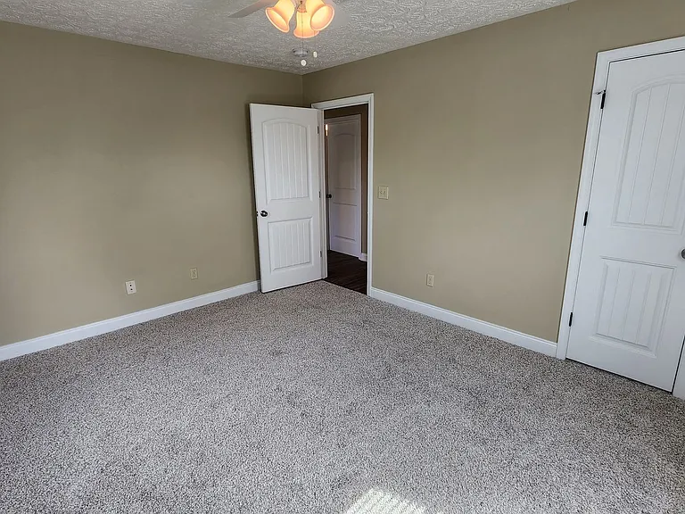 2702 N Railroad St — Photo 6