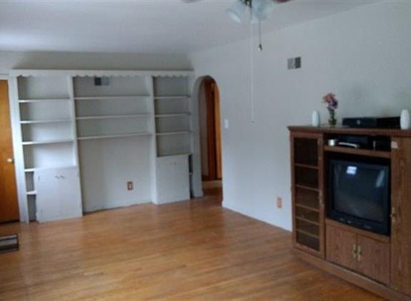 5th image of 405 Elm St