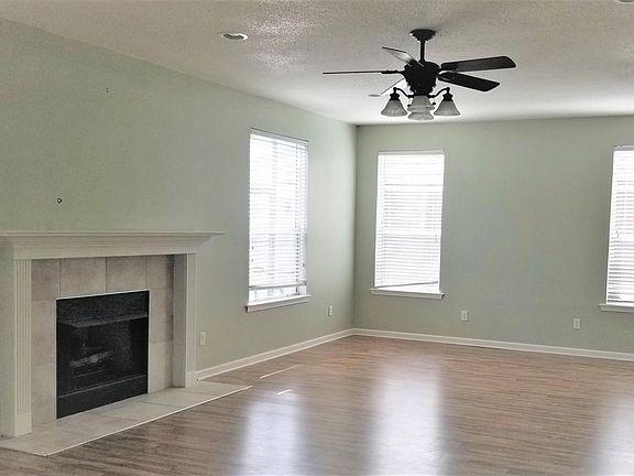 3rd image of 15563 Lexington Park Blvd
