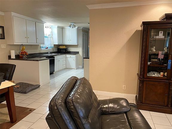 4th image of 1114 Royal Dr