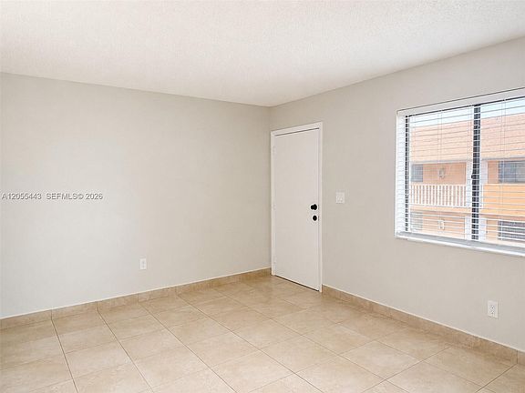 5th image of 1521 W 42nd Pl #18
