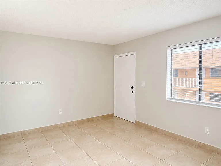 1521 W 42nd Pl #18 — Photo 5