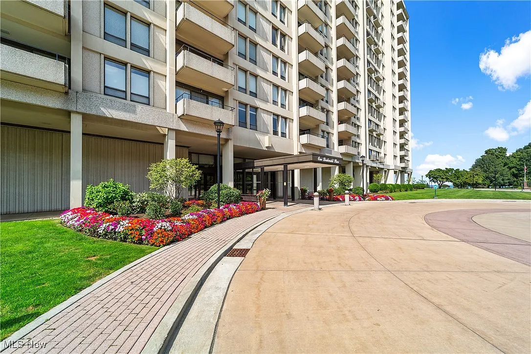 1 Bratenahl Pl APT 711 photo 1